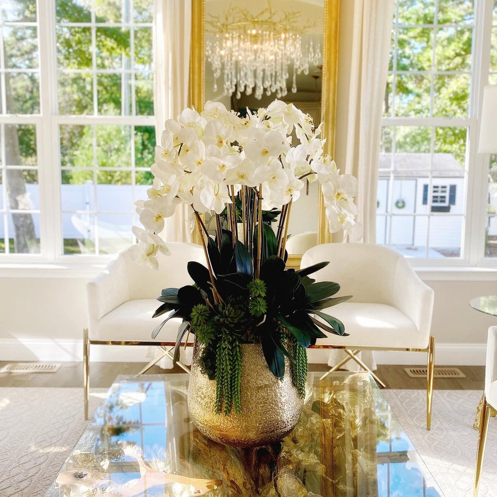 Delaney-Blumenvase in Gold mit mehreren Phalaenopsis-Orchideenstängeln und Sukkulenten