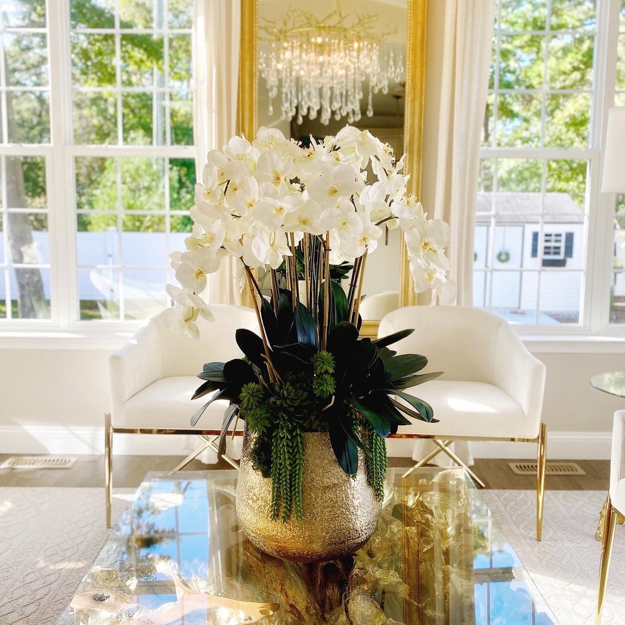 Delaney-Blumenvase in Gold mit mehreren Phalaenopsis-Orchideenstängeln und Sukkulenten