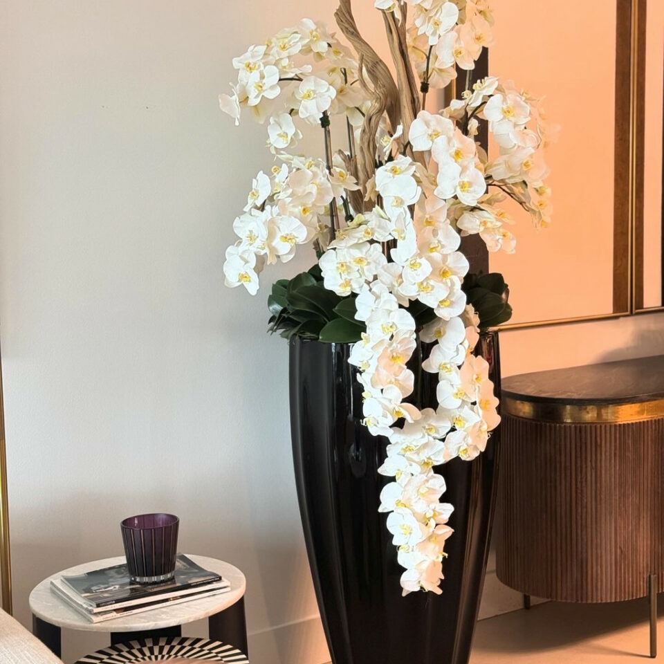 San Jose Blumenvase in glänzendem Schwarz mit hängenden gelben Orchidee