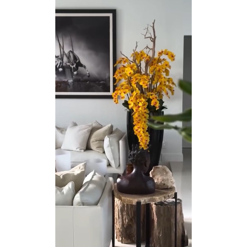 San Jose Blumenvase in sandigem Beige mit weißen Orchidee im Wasserfall-Design