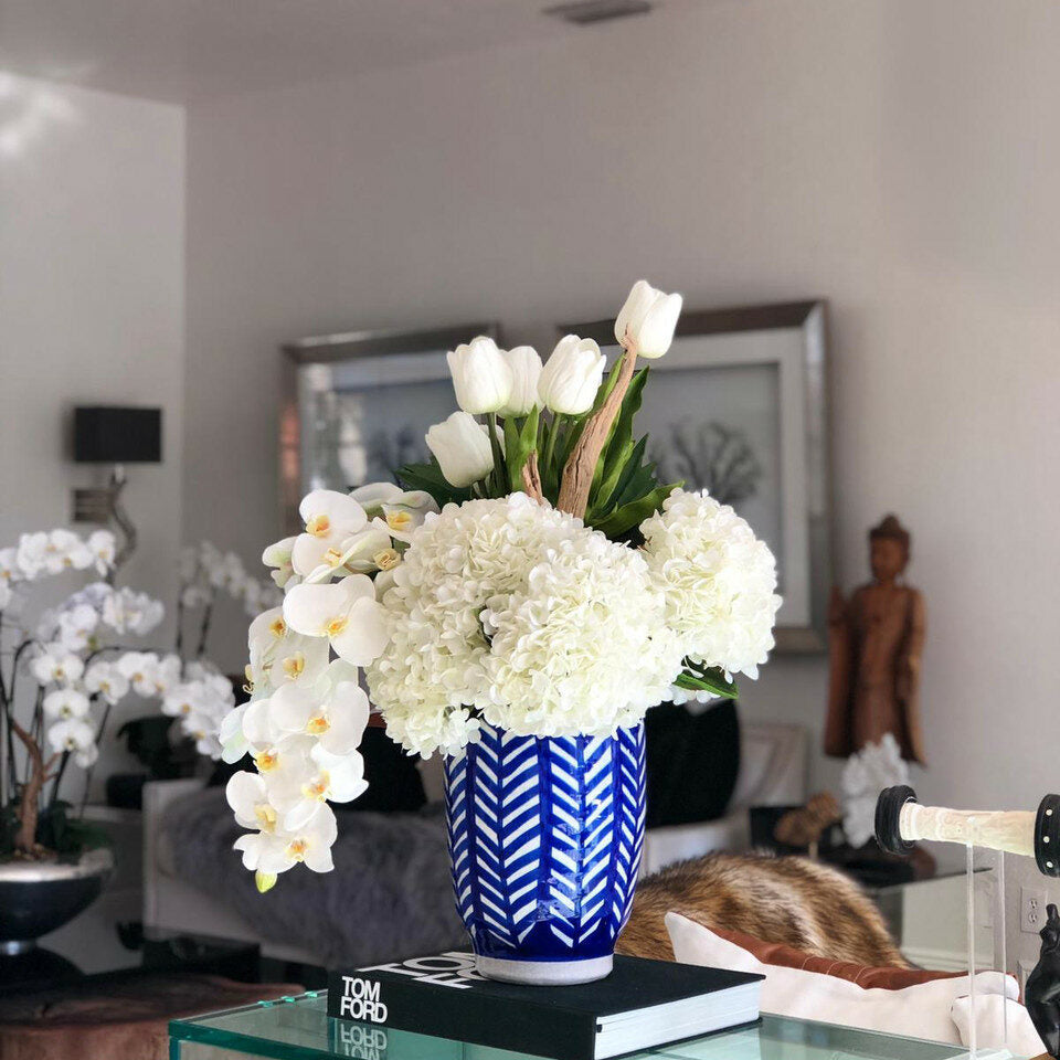 Gestreifte Inka-Blumenvase mit gemischtem Blumenstrauß
