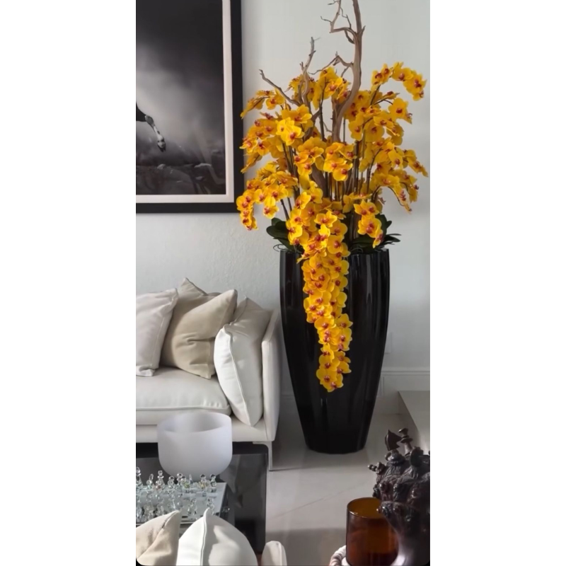 San Jose Blumenvase in sandigem Beige mit weißen Orchidee im Wasserfall-Design