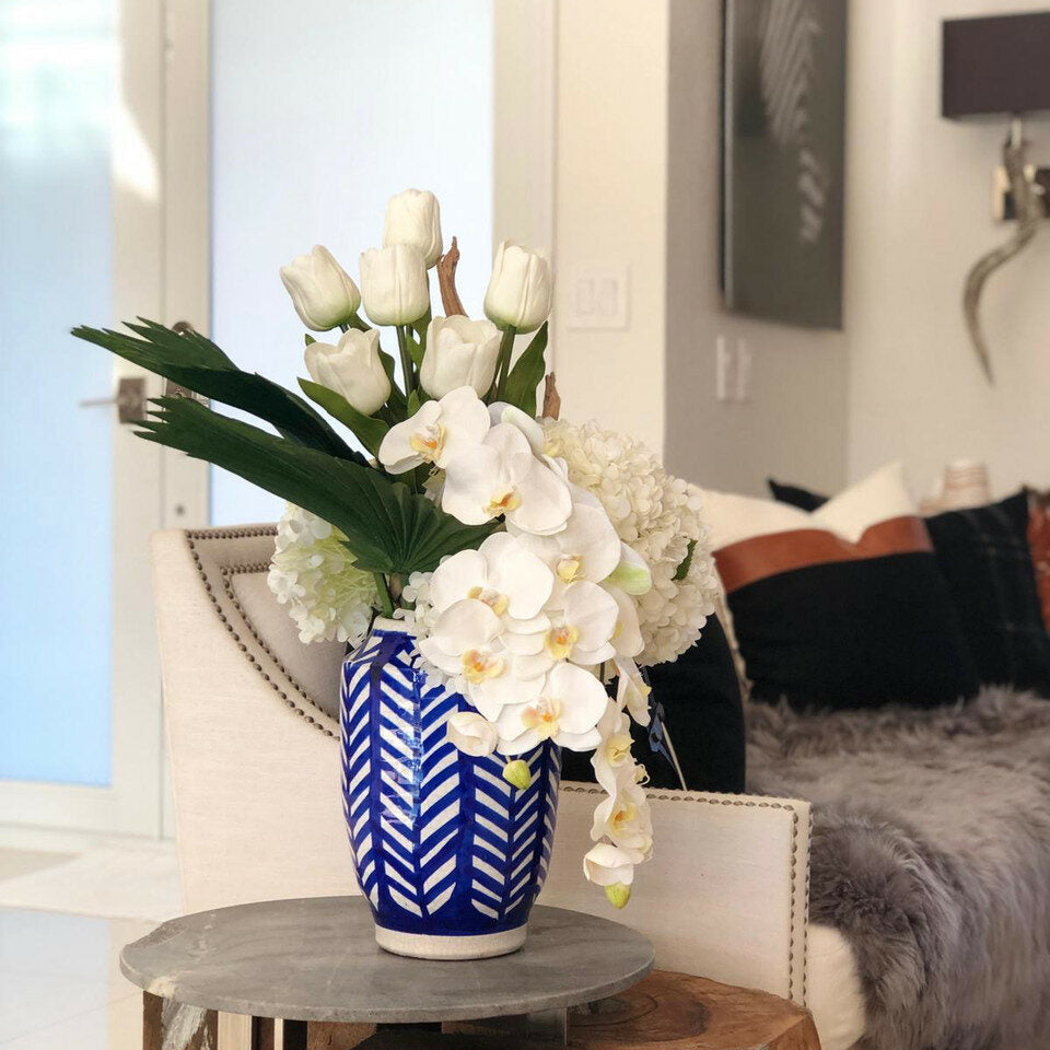 Gestreifte Inka-Blumenvase mit gemischtem Blumenstrauß