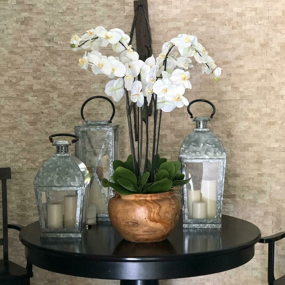 Große Schale aus Teakholz mit weißen Orchidee