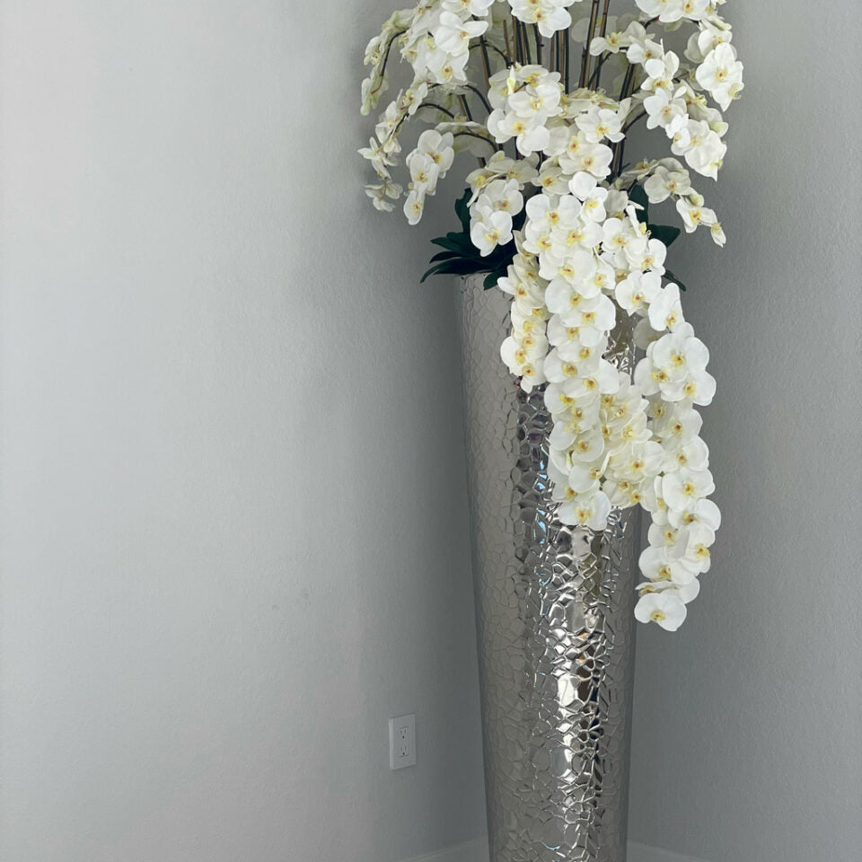 Kaskadierende Phalaenopsis-Orchidee in extra hoher, gehämmertem Blumenvase