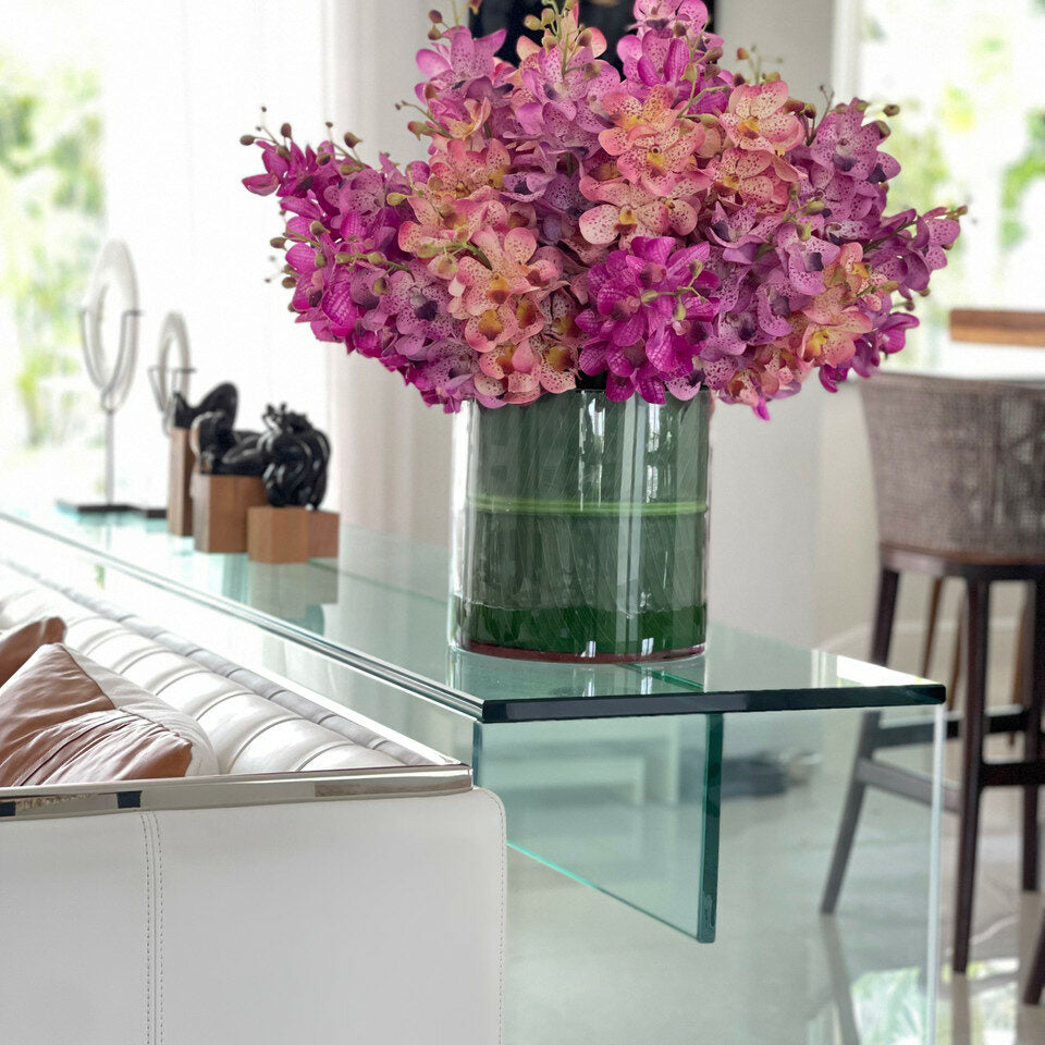 Gemischte Mokara-Orchidee in großem Rota-Zylinder