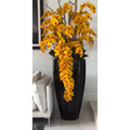 San Jose Blumenvase in sandigem Beige mit weißen Orchidee im Wasserfall-Design