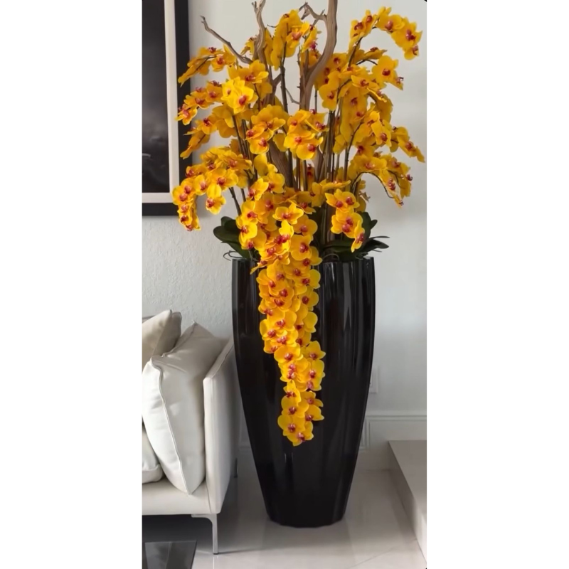 San Jose Blumenvase in sandigem Beige mit weißen Orchidee im Wasserfall-Design