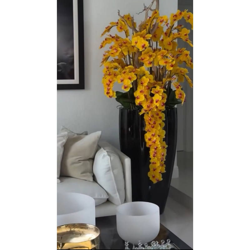 San Jose Blumenvase in sandigem Beige mit weißen Orchidee im Wasserfall-Design