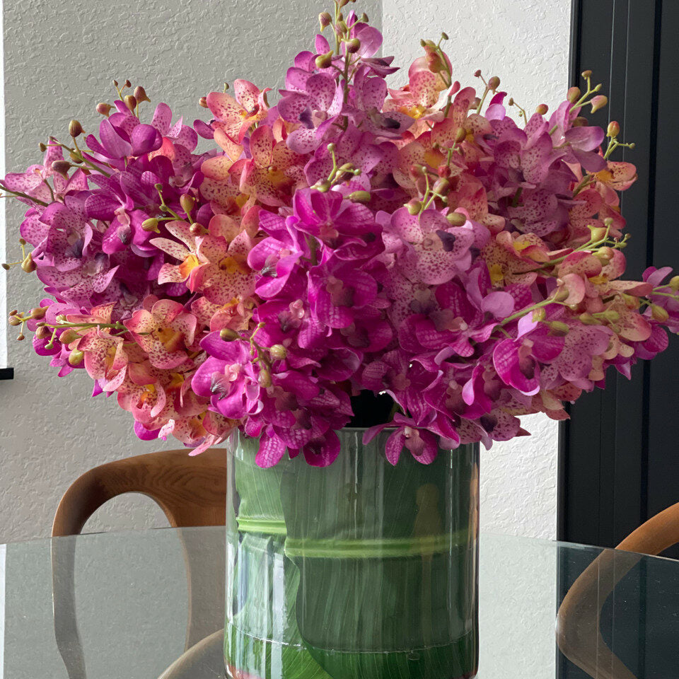 Gemischte Mokara-Orchidee in großem Rota-Zylinder