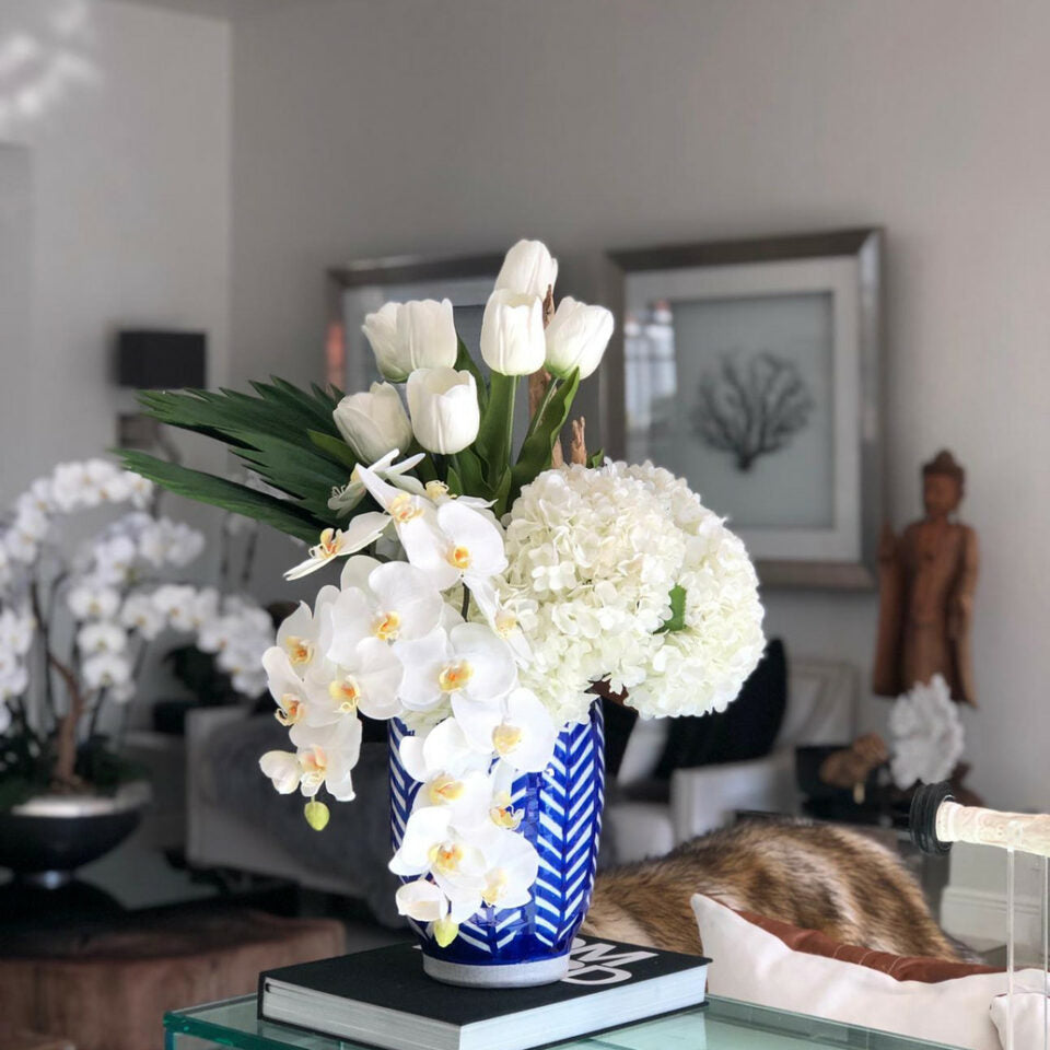 Gestreifte Inka-Blumenvase mit gemischtem Blumenstrauß