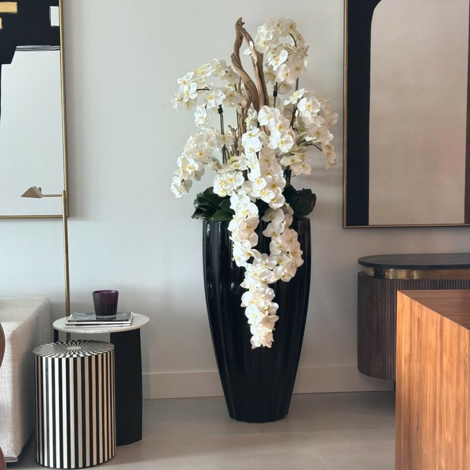 San Jose Blumenvase in glänzendem Schwarz mit hängenden gelben Orchidee