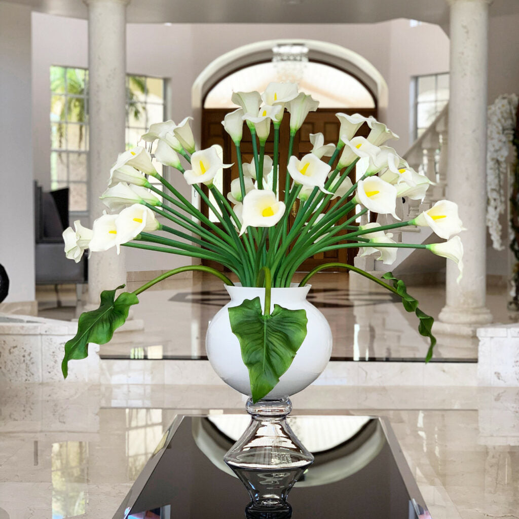 Elegante Blumenvase mit mehreren weißen Calla-Lilien