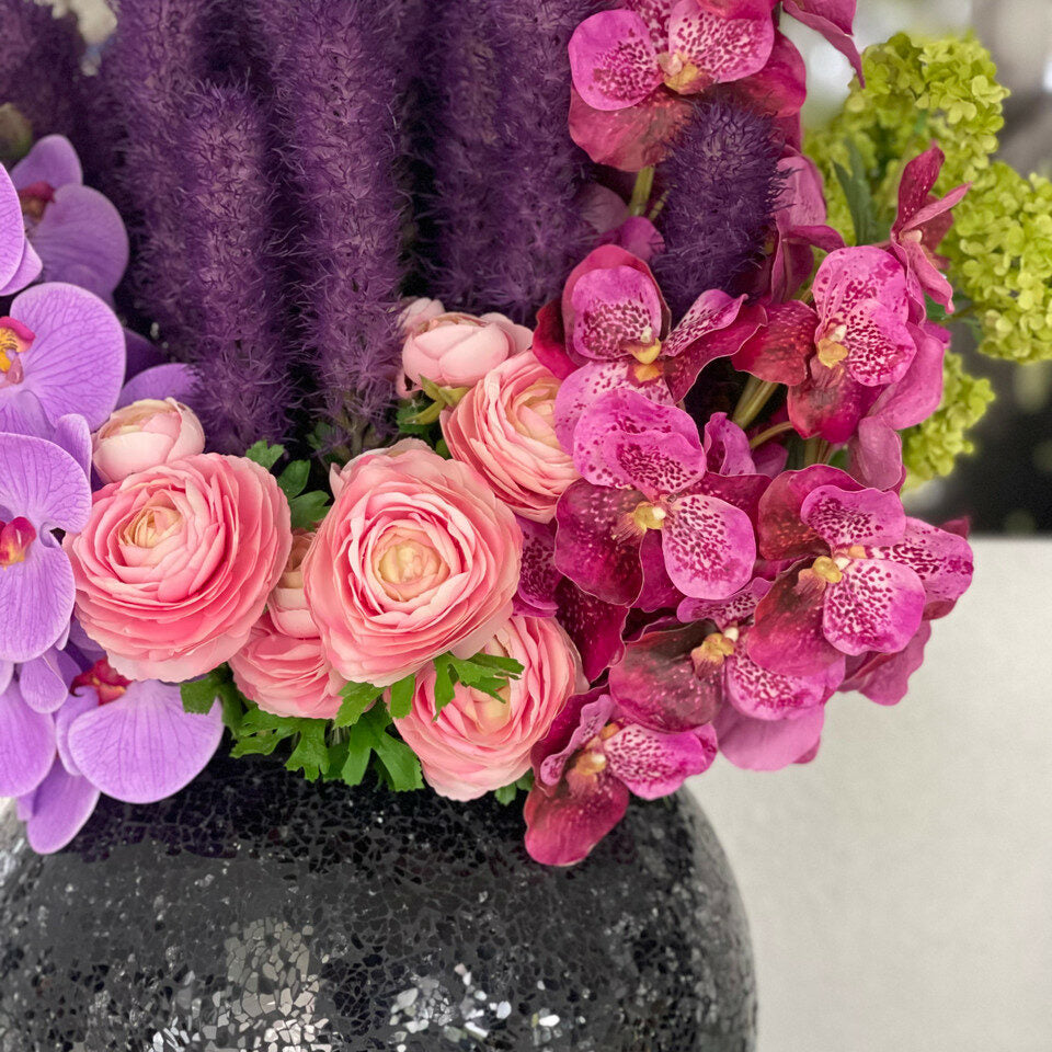 Schwarze Mosaikvase mit Liatris und Orchidee