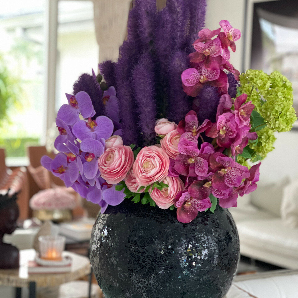 Schwarze Mosaikvase mit Liatris und Orchidee
