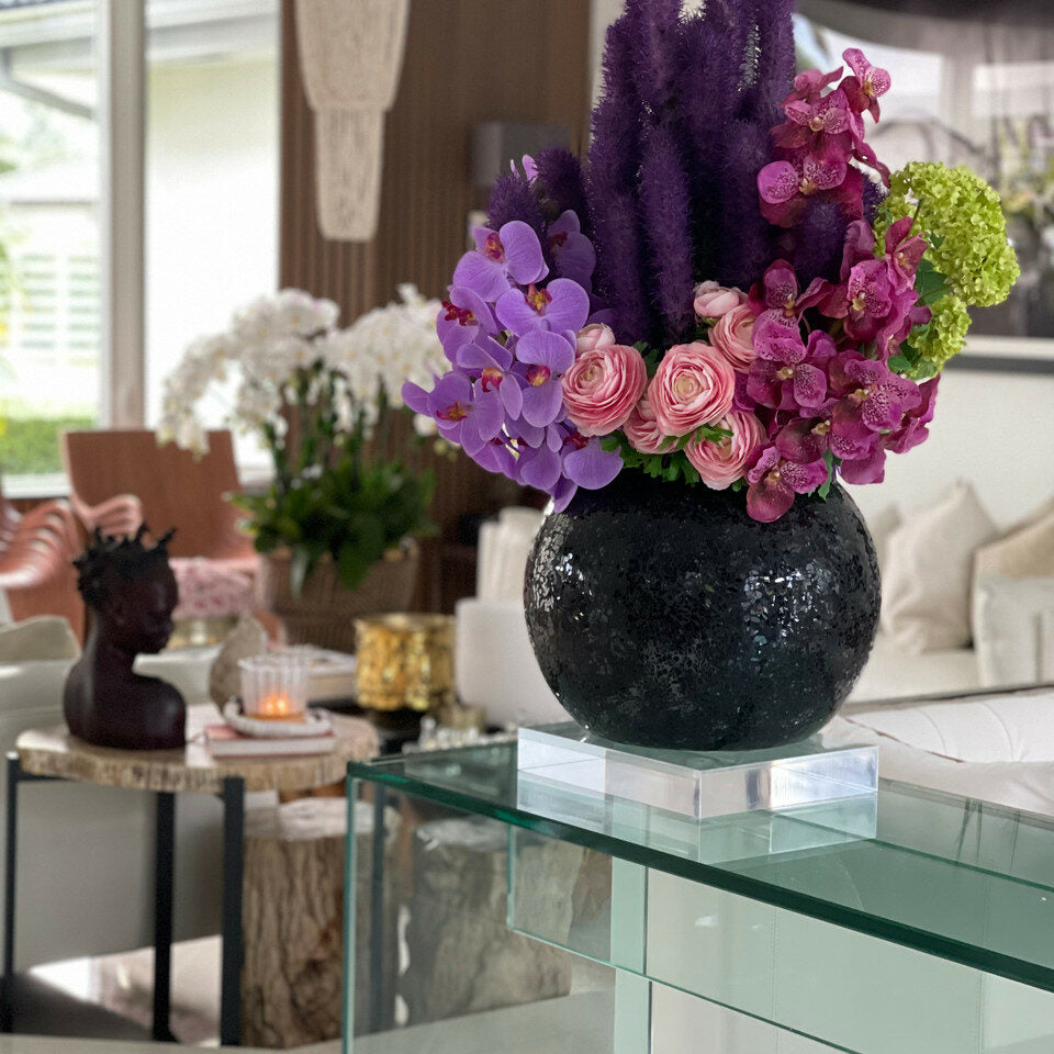Schwarze Mosaikvase mit Liatris und Orchidee