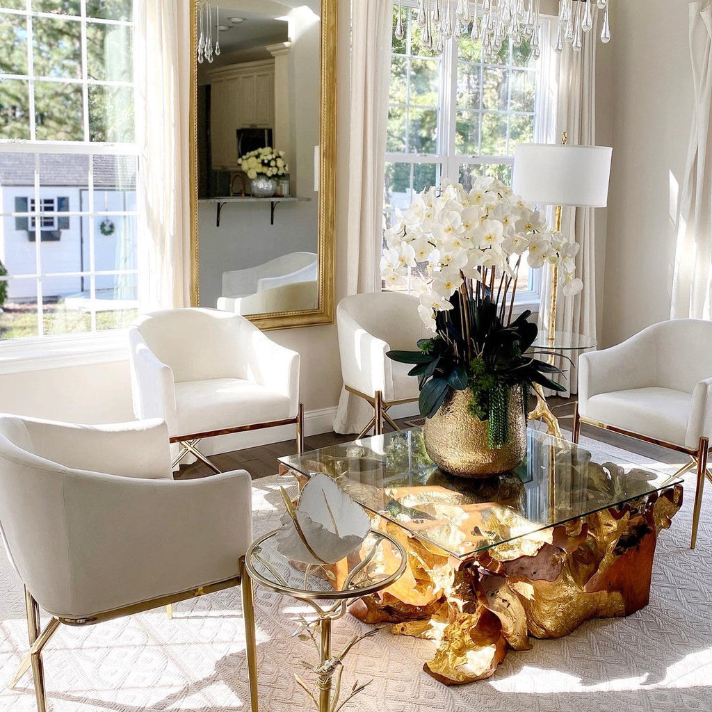 Delaney-Blumenvase in Gold mit mehreren Phalaenopsis-Orchideenstängeln und Sukkulenten