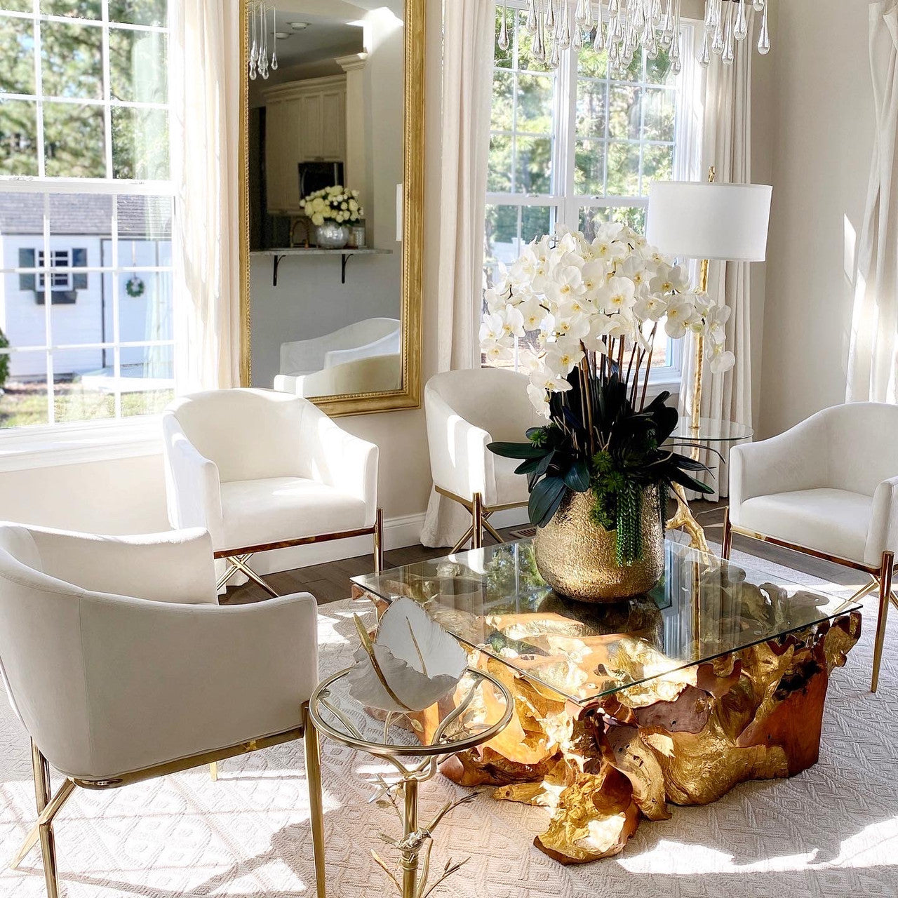 Delaney-Blumenvase in Gold mit mehreren Phalaenopsis-Orchideenstängeln und Sukkulenten