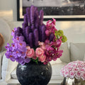 Schwarze Mosaikvase mit Liatris und Orchidee