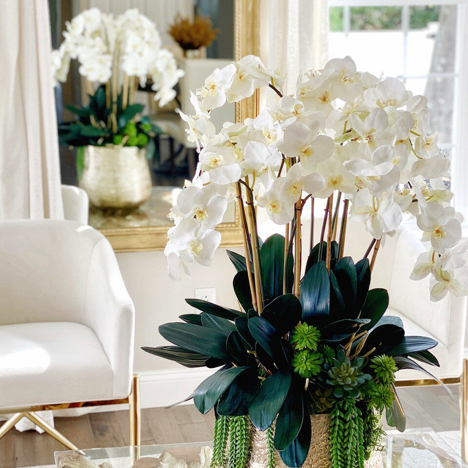 Delaney-Blumenvase in Gold mit mehreren Phalaenopsis-Orchideenstängeln und Sukkulenten