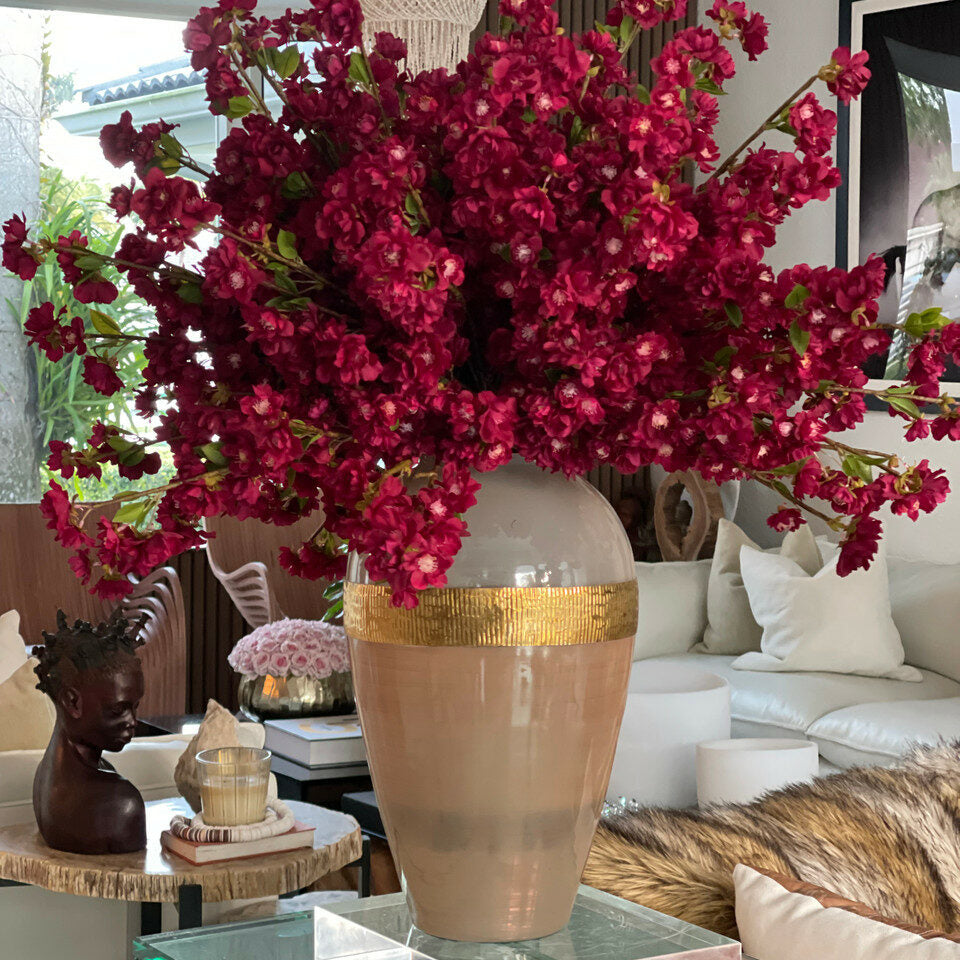Blumenvase „Göttin“ mit burgunderroten Kirschblüten