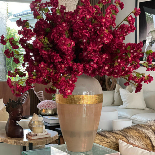 Blumenvase „Göttin“ mit burgunderroten Kirschblüten