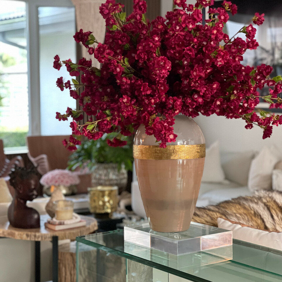 Blumenvase „Göttin“ mit burgunderroten Kirschblüten