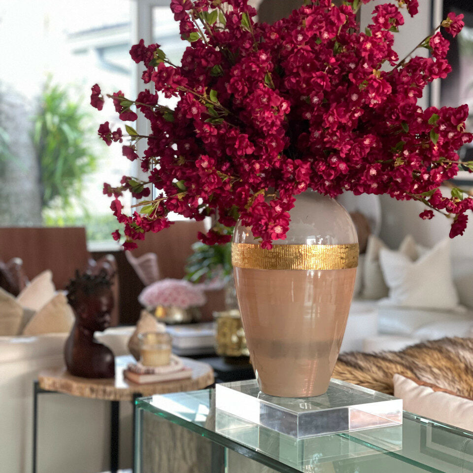 Blumenvase „Göttin“ mit burgunderroten Kirschblüten
