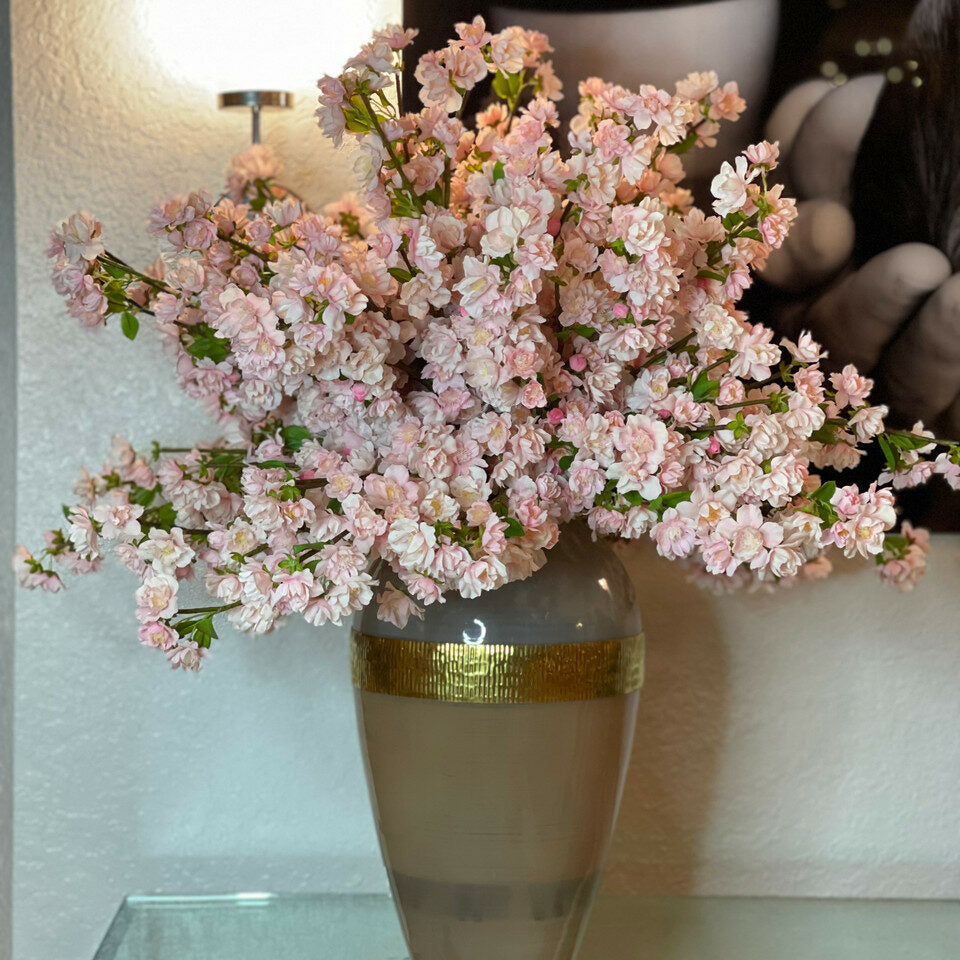 Blumenvase „Göttin“ mit rosa Kirschblüten