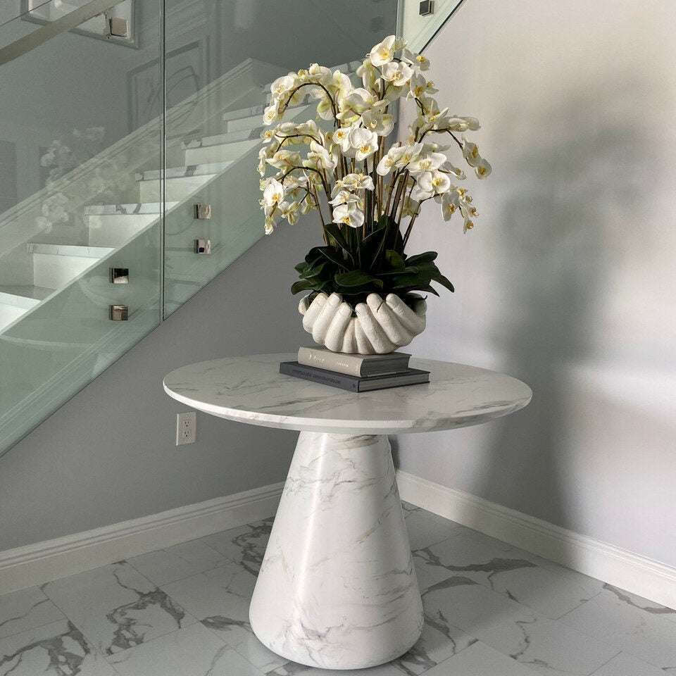 Weißer Phalaenopsis-Orchideenstrauß in Blumenvase mit Skulptur "Offene Hände"