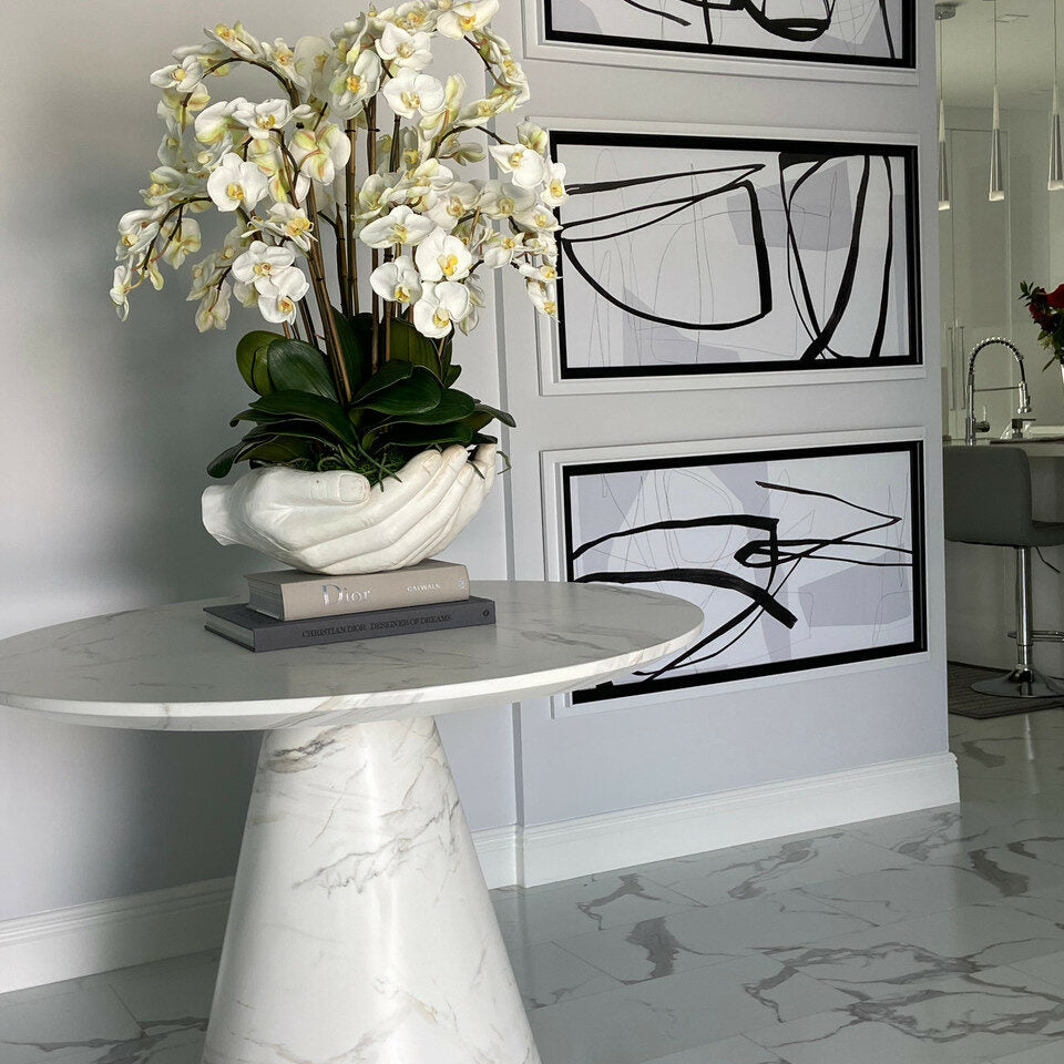 Weißer Phalaenopsis-Orchideenstrauß in Blumenvase mit Skulptur "Offene Hände"