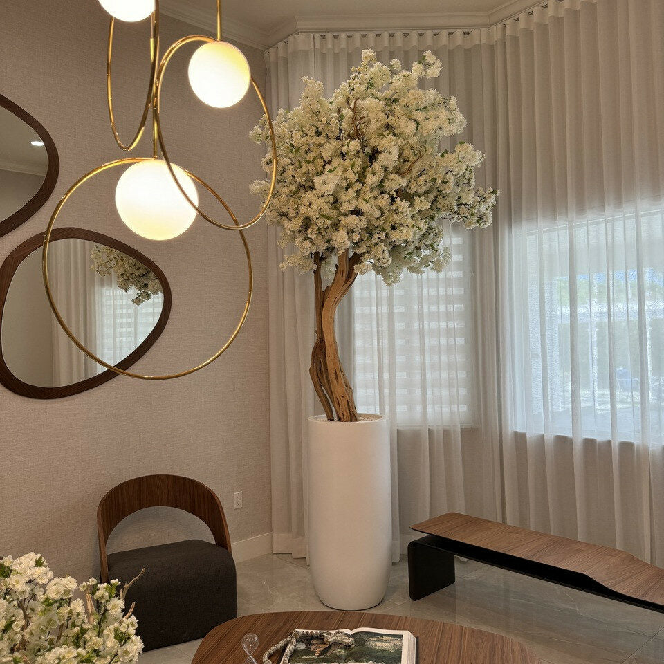 Mattbeige St. Tropez Blumenvase mit weißem Kirschblütenbaum