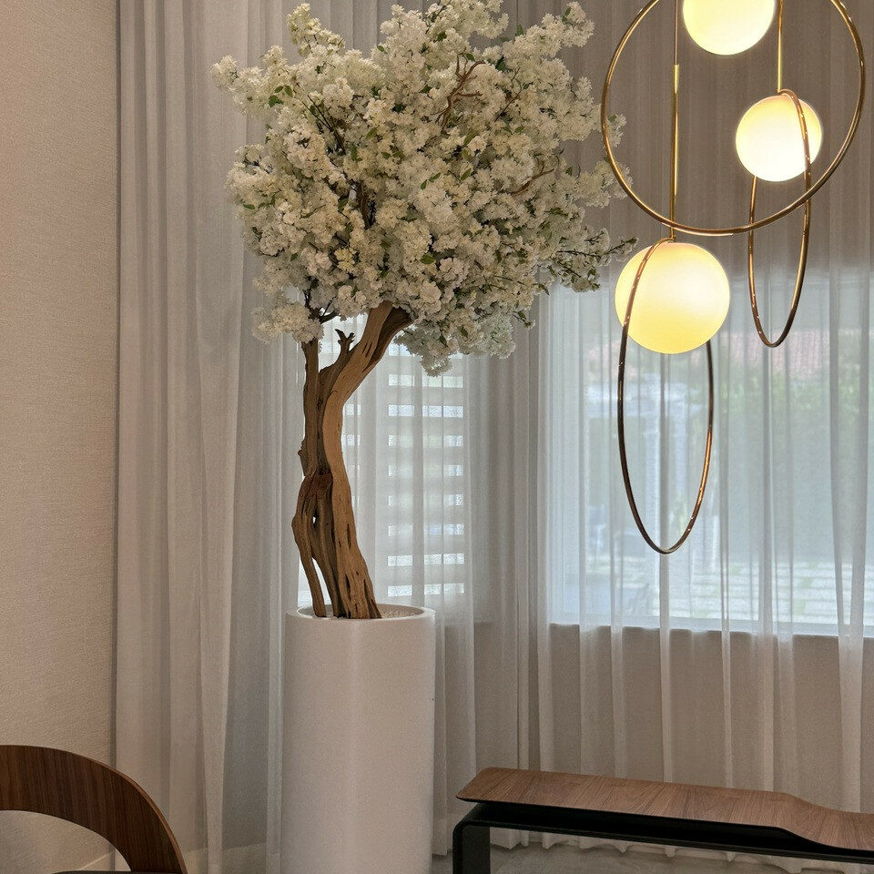 Mattbeige St. Tropez Blumenvase mit weißem Kirschblütenbaum