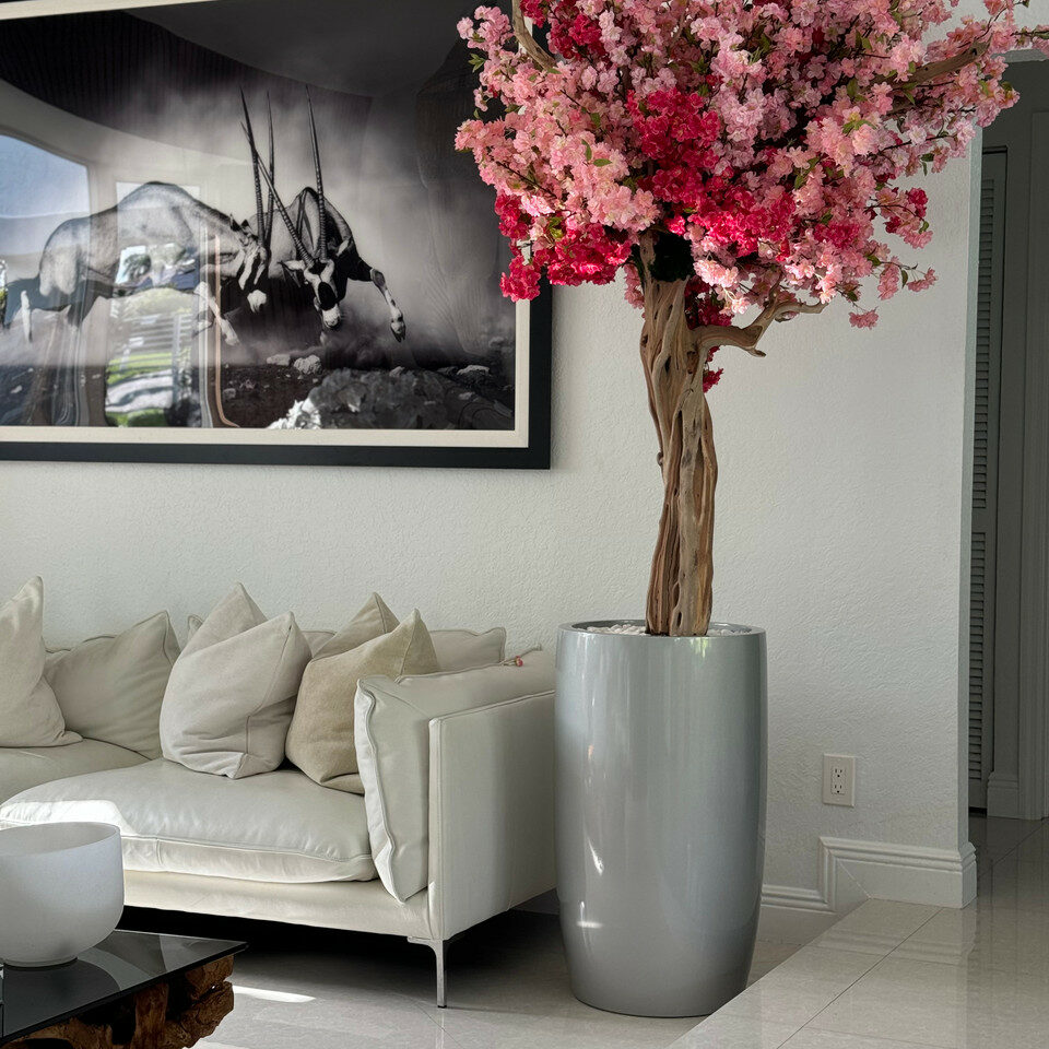 Lissabon-Blumenvase in glänzendem Silber mit personalisierten dreifarbigen rosa Kirschblüten