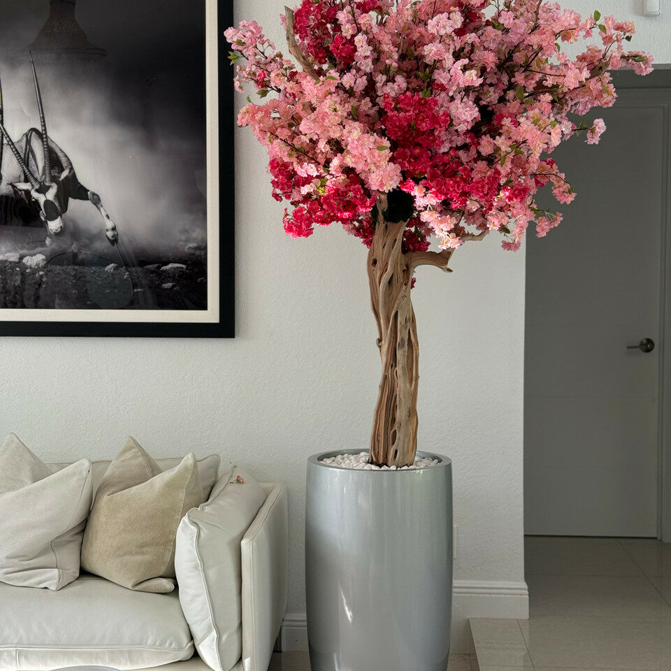 Lissabon-Blumenvase in glänzendem Silber mit personalisierten dreifarbigen rosa Kirschblüten