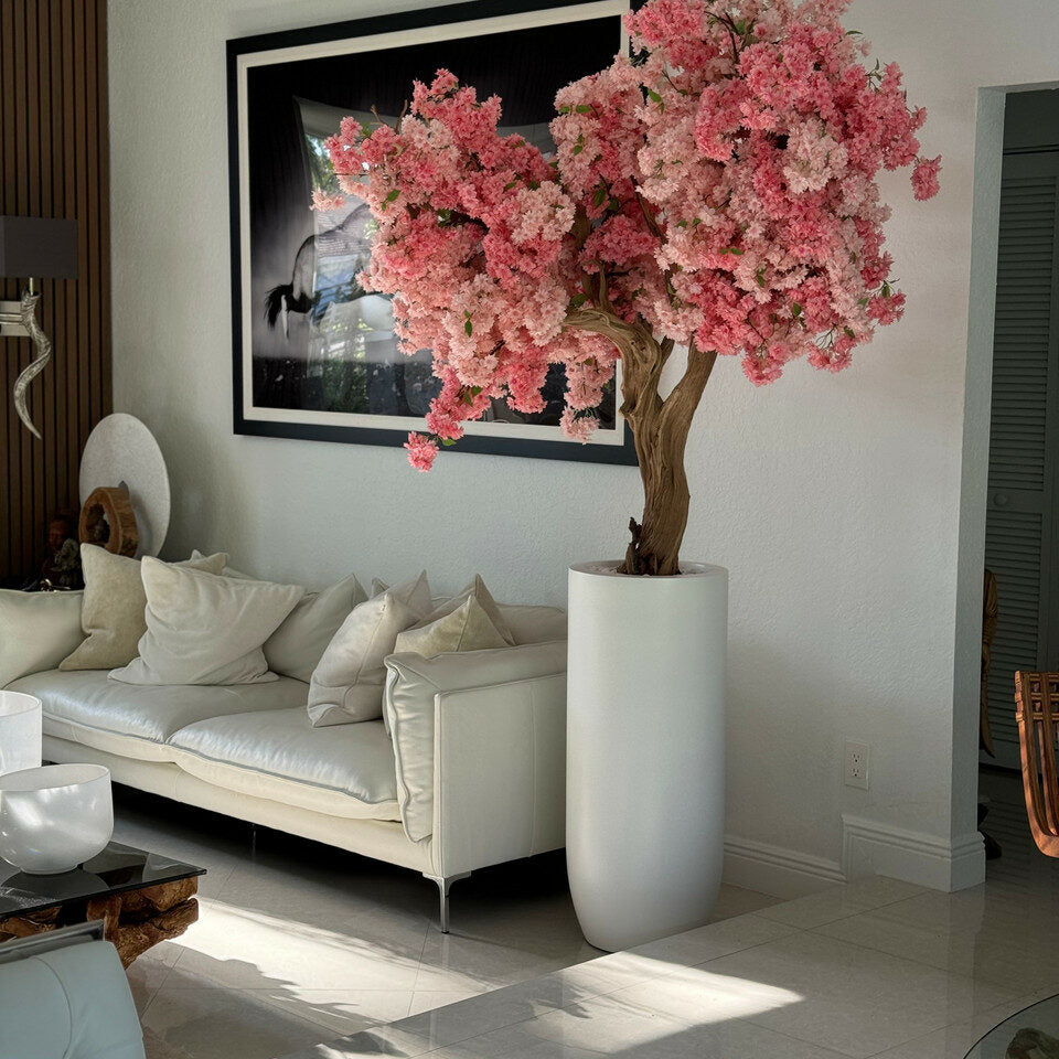 Matte weiße St. Tropez-Blumenvase mit personalisierten rosa Kirschblüten