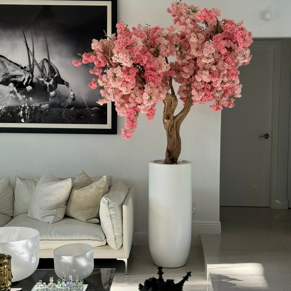Matte weiße St. Tropez-Blumenvase mit personalisierten rosa Kirschblüten