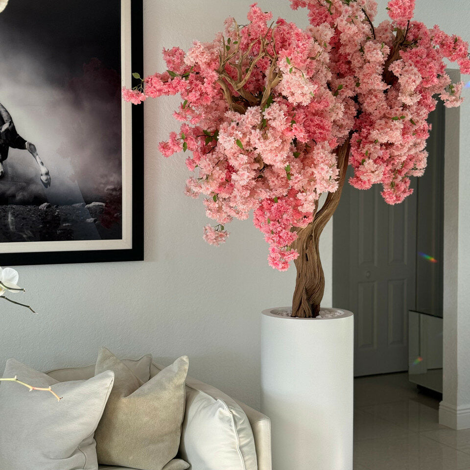 Matte weiße St. Tropez-Blumenvase mit personalisierten rosa Kirschblüten