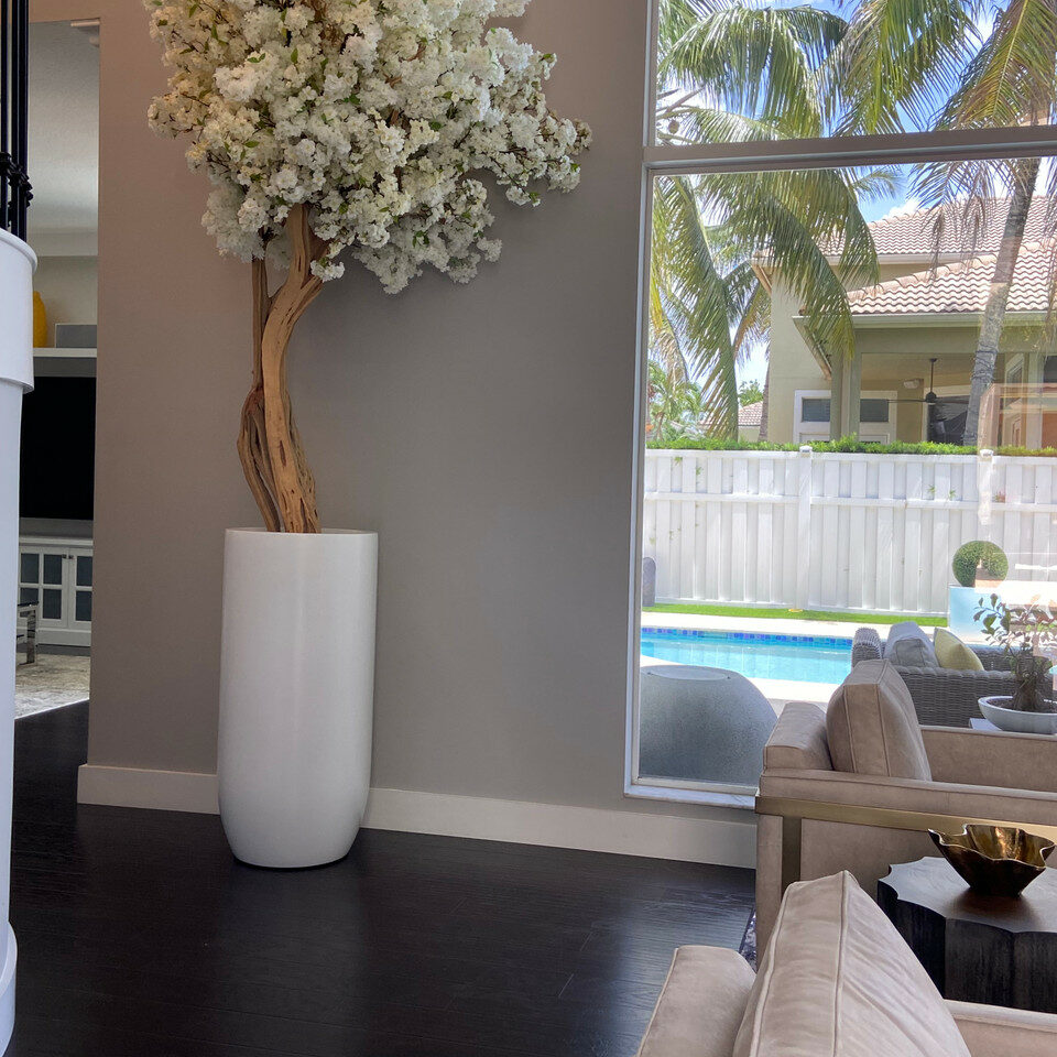 Mattbeige St. Tropez Blumenvase mit weißem Kirschblütenbaum