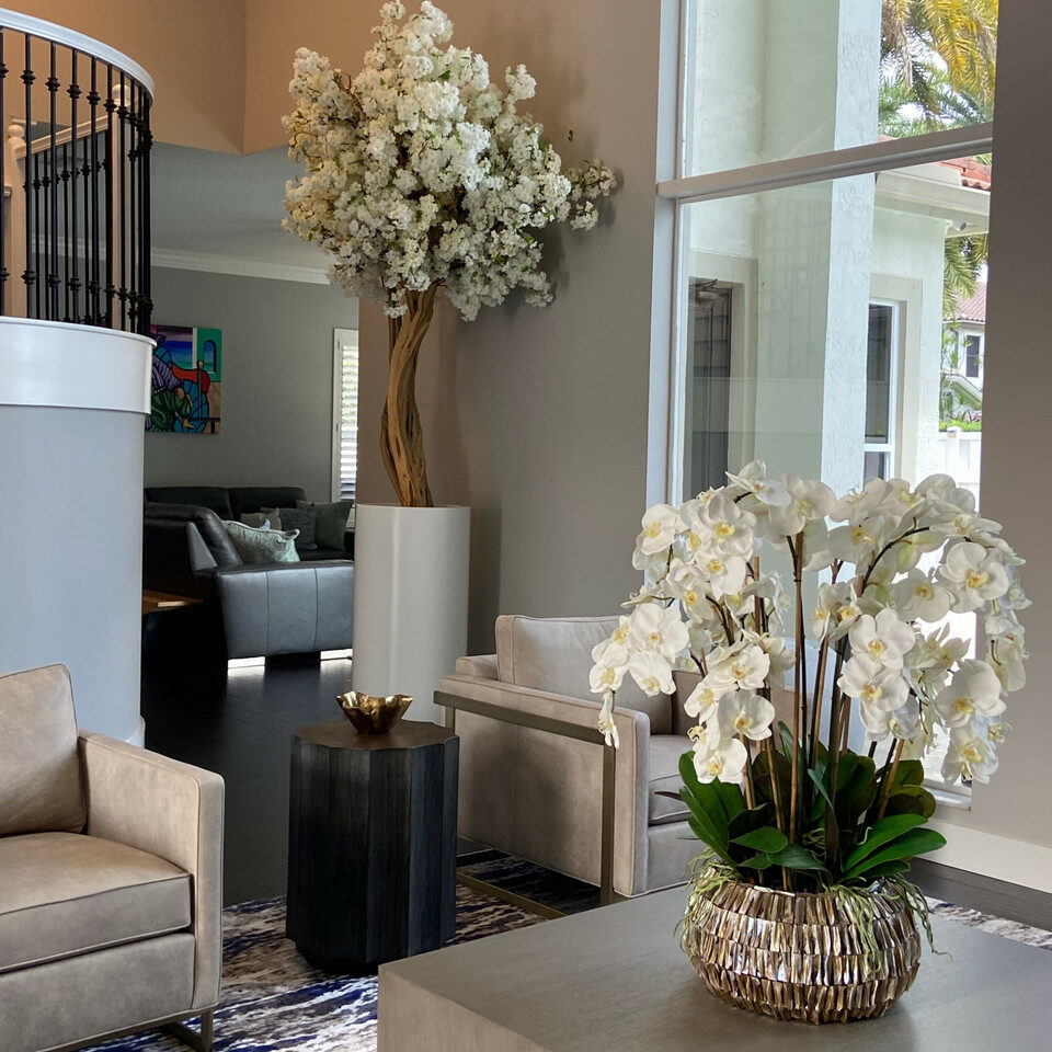 Mattbeige St. Tropez Blumenvase mit weißem Kirschblütenbaum