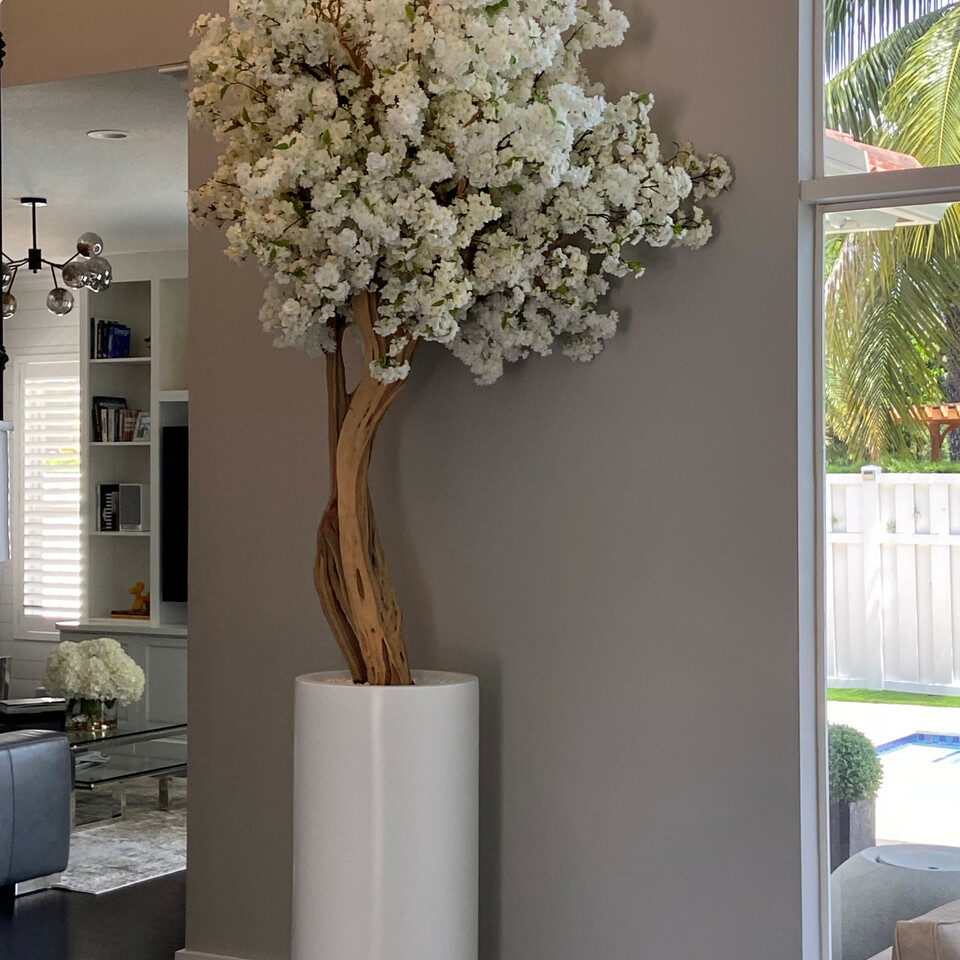 Mattbeige St. Tropez Blumenvase mit weißem Kirschblütenbaum