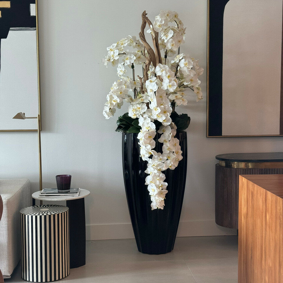 San Jose Blumenvase in glänzendem Schwarz mit hängenden gelben Orchidee