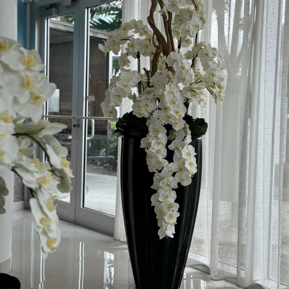 San Jose Blumenvase in glänzendem Schwarz mit hängenden gelben Orchidee
