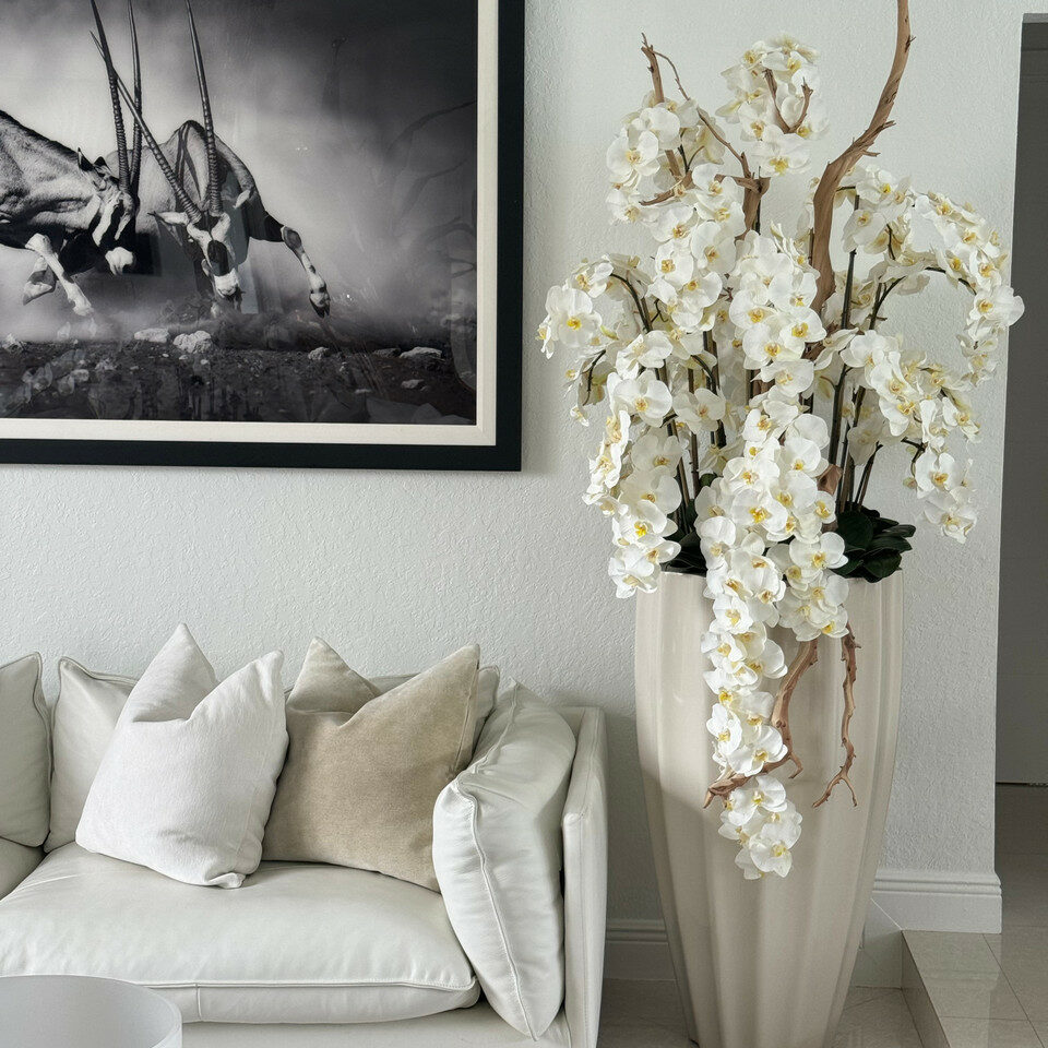 San Jose Blumenvase in sandigem Beige mit weißen Orchidee im Wasserfall-Design