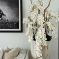 San Jose Blumenvase in sandigem Beige mit weißen Orchidee im Wasserfall-Design