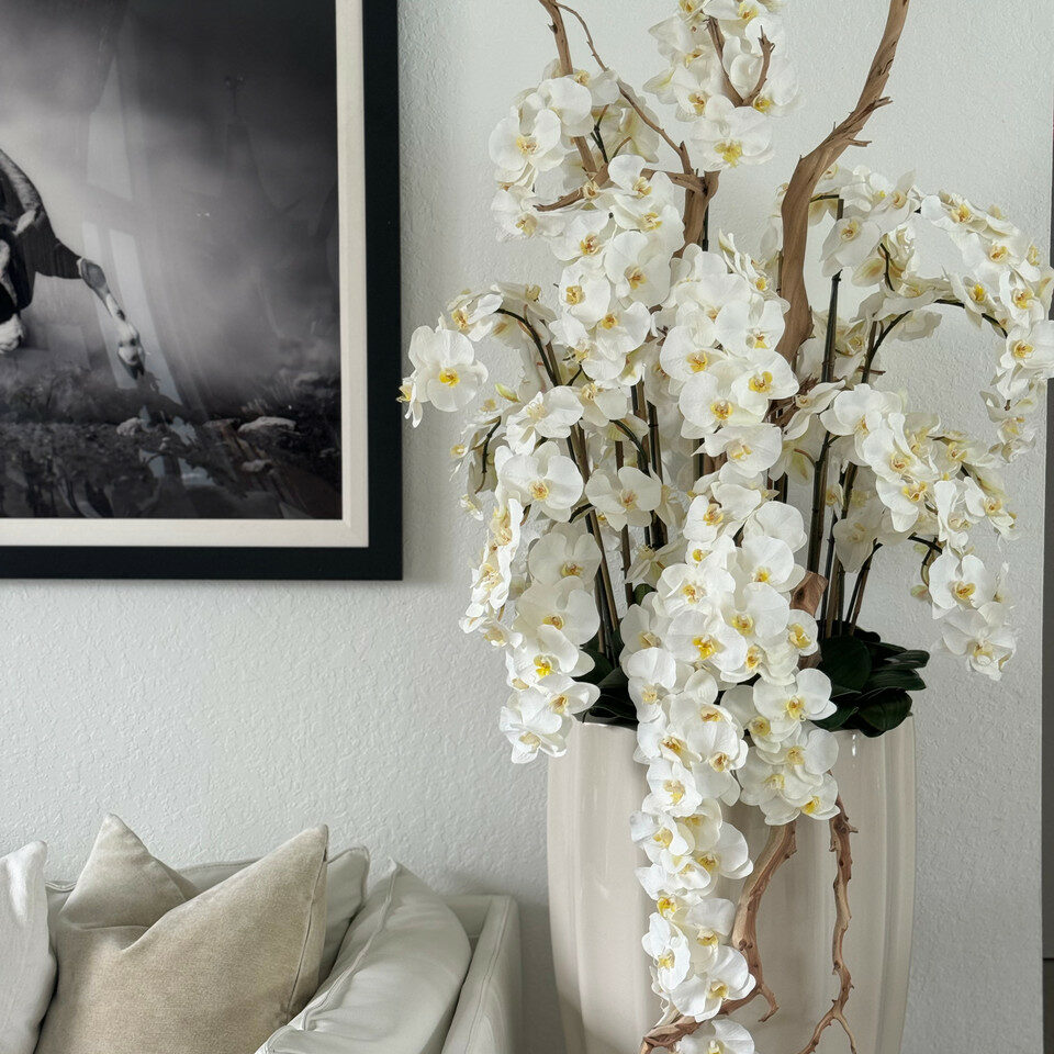 San Jose Blumenvase in sandigem Beige mit weißen Orchidee im Wasserfall-Design