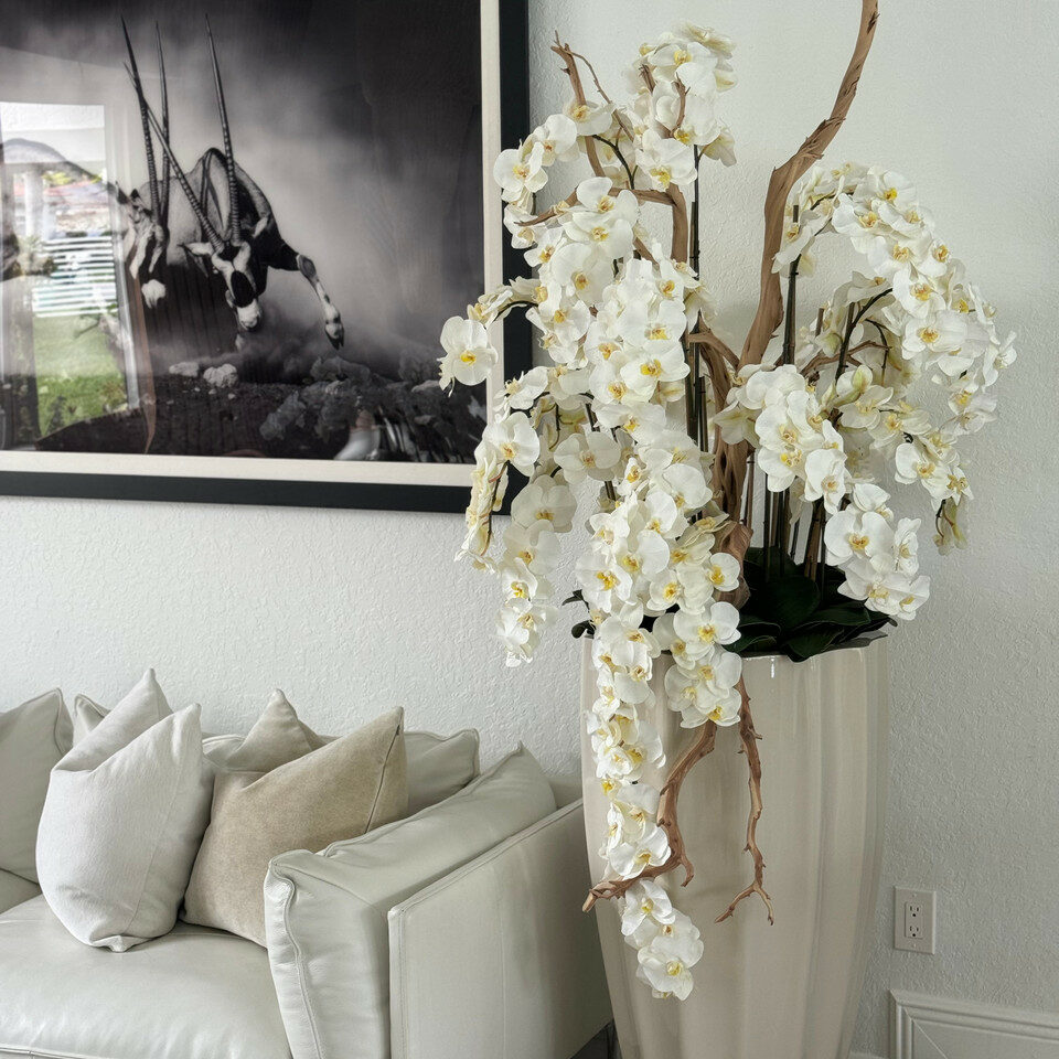 San Jose Blumenvase in sandigem Beige mit weißen Orchidee im Wasserfall-Design