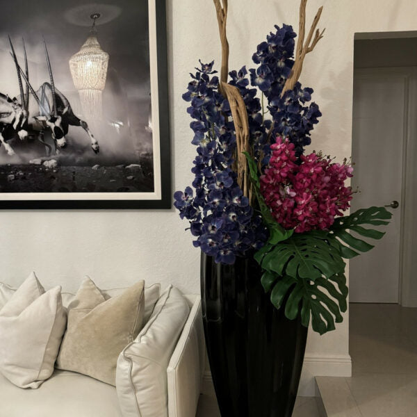 San Jose Blumenvase in glänzendem Schwarz mit Vanda-Orchidee