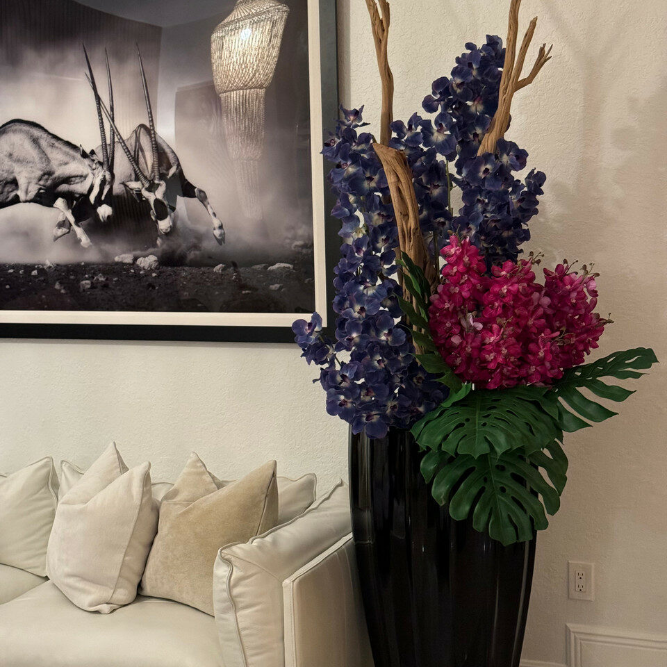 San Jose Blumenvase in glänzendem Schwarz mit Vanda-Orchidee