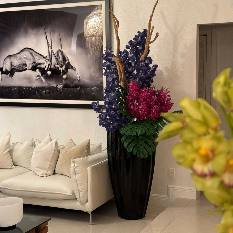 San Jose Blumenvase in glänzendem Schwarz mit Vanda-Orchidee